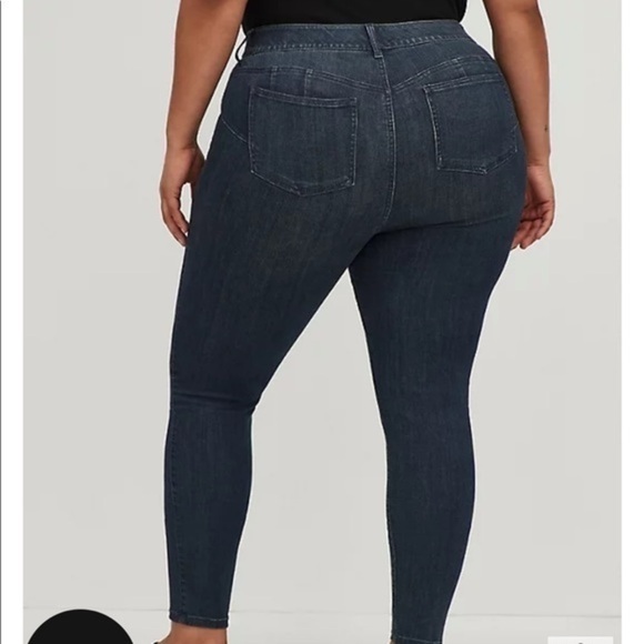BOMBSHELL SKINNY JEAN - PREMIUM STRETCH DARK WASH - Picture 3 of 5
